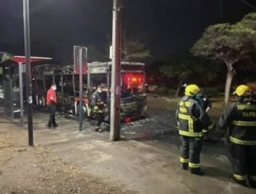 Cuatro delincuentes amenazan a conductor y queman bus del sistema RED en Cerrillos