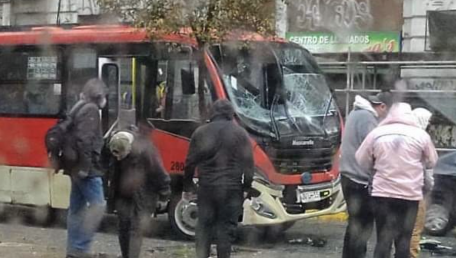 Seis lesionados dejó colisión entre dos microbuses en el Barrio Puerto de Valparaíso