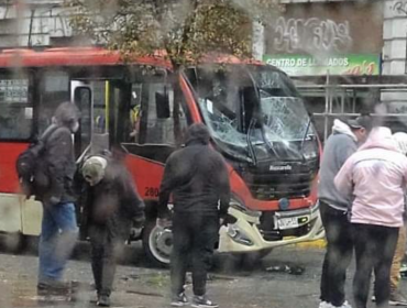 Seis lesionados dejó colisión entre dos microbuses en el Barrio Puerto de Valparaíso