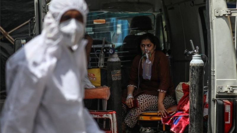 India supera el récord de contagios con 300 mil casos diarios de Covid-19 mientras el oxígeno escasea