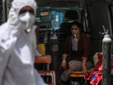 India supera el récord de contagios con 300 mil casos diarios de Covid-19 mientras el oxígeno escasea