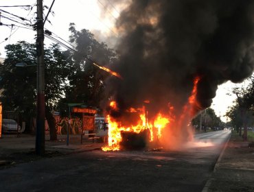 Bus del Transantiago fue incendiado en medio de manifestación en Villa Francia