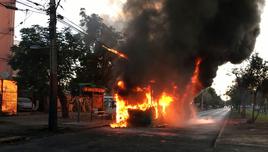 Bus del Transantiago fue incendiado en medio de manifestación en Villa Francia