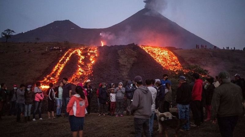 Lava del volcán Pacaya amenaza con hacer desaparecer a una localidad en Guatemala