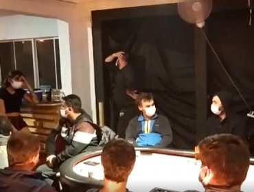 Detienen a 19 personas que apostaban en casino clandestino en Concepción: también se incautaron drogas