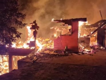 Ataque incendiario destruye completamente vivienda de juez en cercanías del lago Lanalhue en Cañete