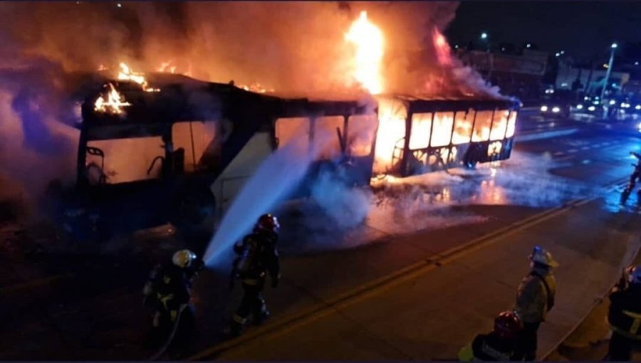 El tercero en los últimos dos días: incendian bus del sistema Red en San Joaquín