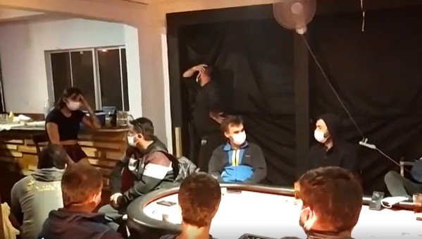 Detienen a 19 personas que apostaban en casino clandestino en Concepción: también se incautaron drogas