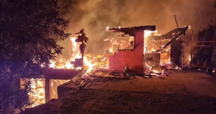 Ataque incendiario destruye completamente vivienda de juez en cercanías del lago Lanalhue en Cañete