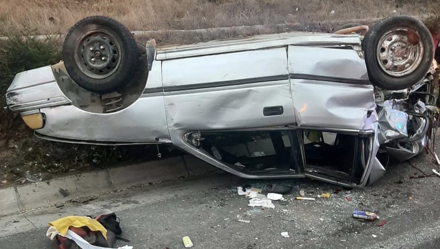 Un lesionado deja colisión vehicular con posterior volcamiento en la comuna de Concón