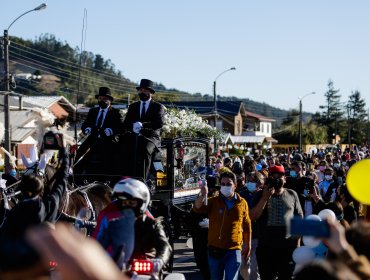 Tras masiva despedida, sepultaron a Tomás Bravo en Cementerio de Arauco