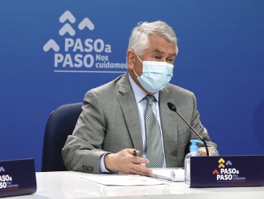 Ministro de Salud: "Me pregunto, por qué hay tantos médicos en los matinales"