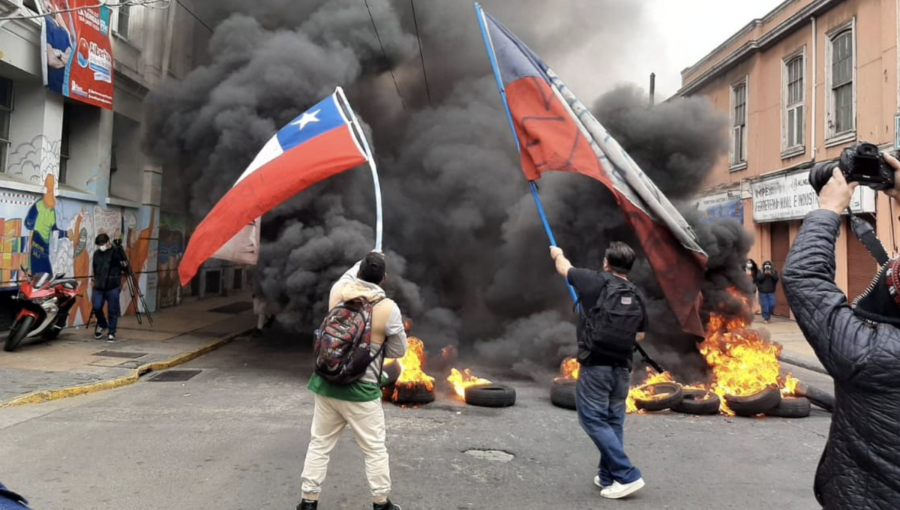 Barricadas y cortes de tránsito marcan primeros minutos del paro de trabajadores portuarios en Valparaíso