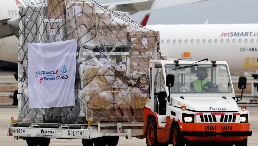 Adelantan pronta llegada a la región de Valparaíso de la vacuna AstraZeneca para varones mayores de 18 años