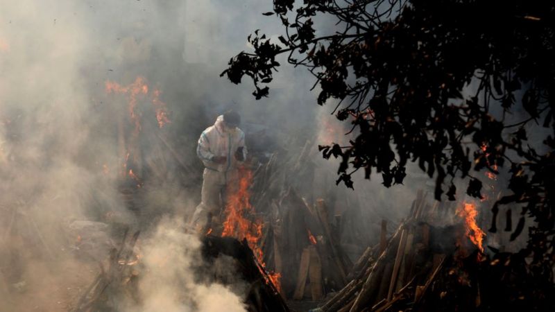 En India improvisan piras funerarias por la devastadora crisis que atraviesa el país por el Covid-19