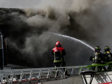 Incendio consume locales comerciales en Concepción: vacunatorio aledaño fue evacuado