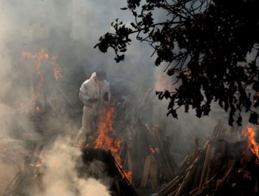 En India improvisan piras funerarias por la devastadora crisis que atraviesa el país por el Covid-19