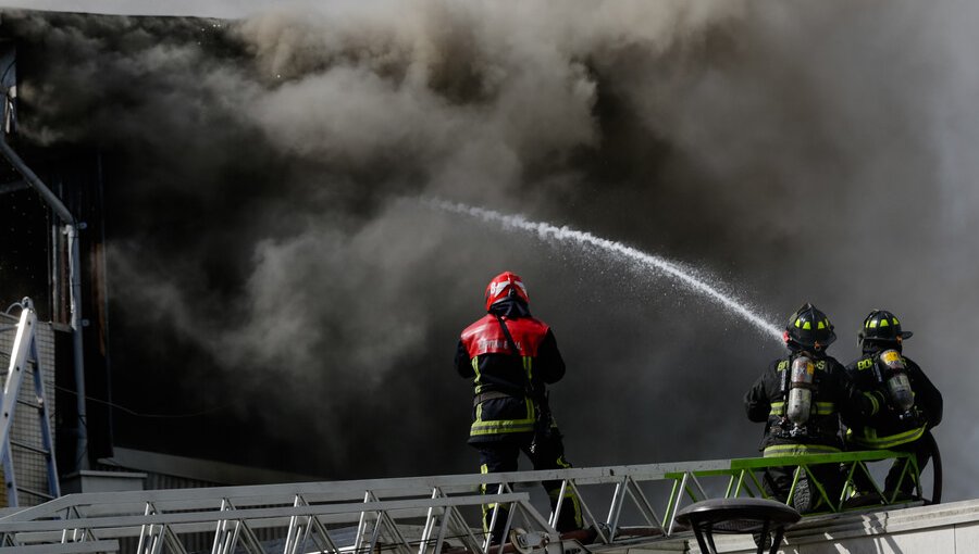 Incendio consume locales comerciales en Concepción: vacunatorio aledaño fue evacuado