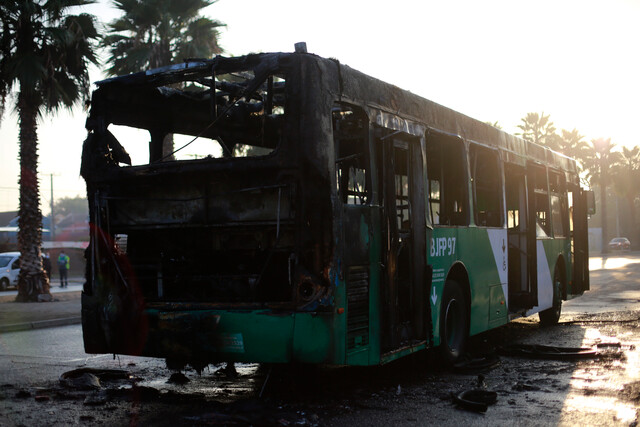 Bus del sistema Red terminó incendiado tras pasar sobre una barricada en Quilicura