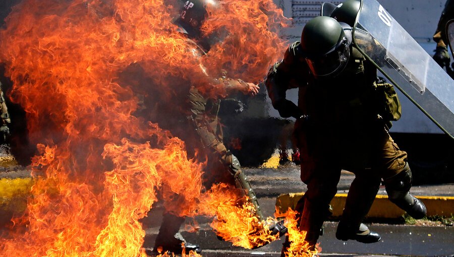 Dos carabineros resultaron con quemaduras en sus rostros tras ser atacados con bombas molotov en Antofagasta