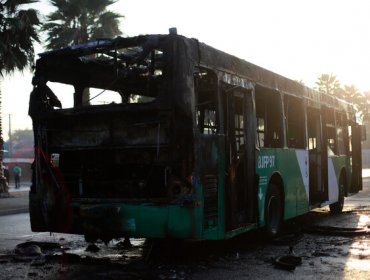 Bus del sistema Red terminó incendiado tras pasar sobre una barricada en Quilicura