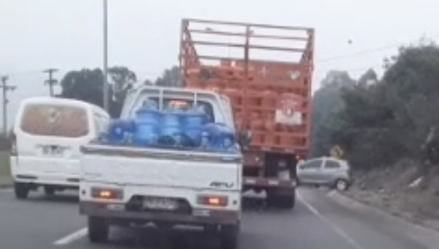 Un lesionado deja colisión entre dos vehículos menores en el Camino Internacional de Viña del Mar