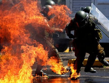 Dos carabineros resultaron con quemaduras en sus rostros tras ser atacados con bombas molotov en Antofagasta