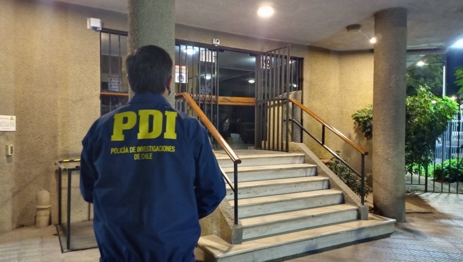 Investigan femicidio con posterior suicidio en Santiago: supuesto agresor se lanzó desde azotea en piso 13