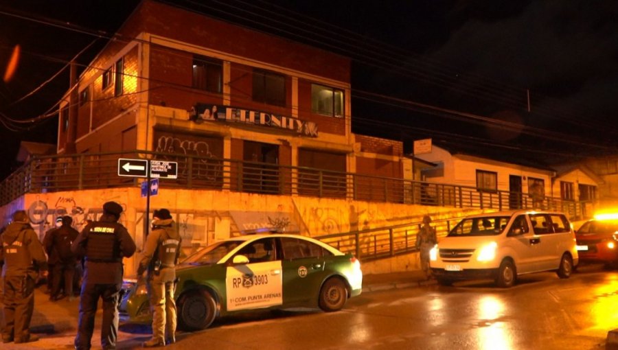 15 personas fueron detenidas tras ser sorprendidas al interior de local nocturno en Punta Arenas