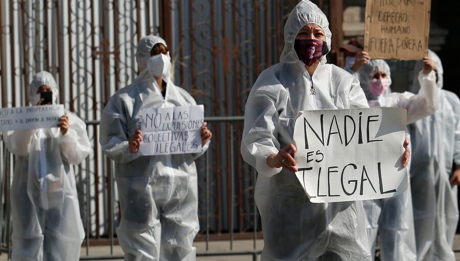 Migrantes protestaron en el centro de Santiago por oleada de expulsiones colectivas