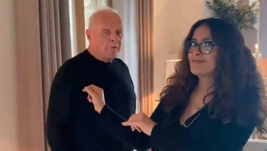 Anthony Hopkins celebra su segundo Óscar con hilarante baile junto a Salma Hayek