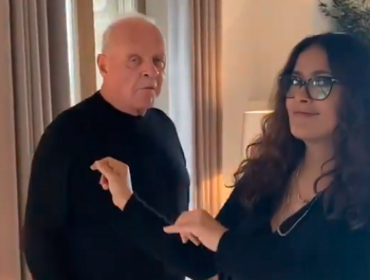 Anthony Hopkins celebra su segundo Óscar con hilarante baile junto a Salma Hayek