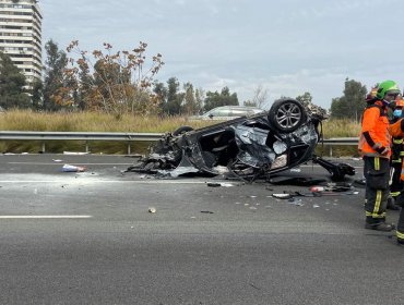 Accidente múltiple en Costanera Norte deja dos lesionados y un vehículo destruido