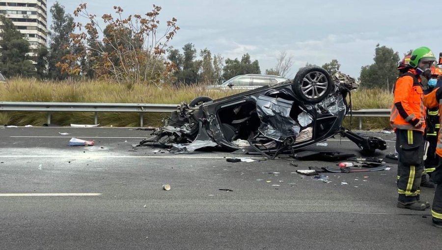 Accidente múltiple en Costanera Norte deja dos lesionados y un vehículo destruido