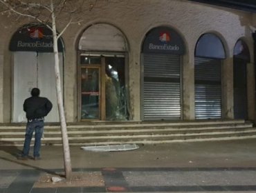 Investigan explosión en cajero automático de sucursal de Banco Estado en Las Condes