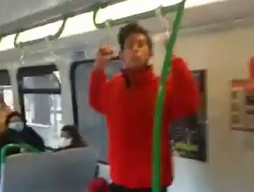 Polémica genera video donde guardia de Metro Valparaíso escupe y agrede a músico al interior de un vagón