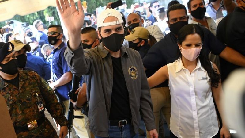 Nayib Bukele, el presidente "del cambio" al que acusan de dar un "golpe" a la Corte Suprema de El Salvador