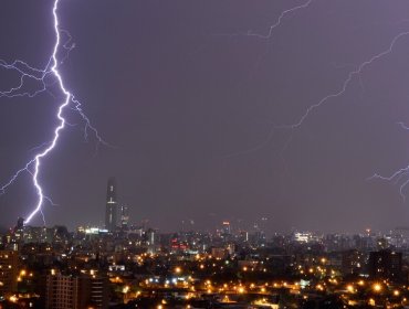 Decretan Alerta Temprana Preventiva para 10 comunas de la región Metropolitana por probables tormentas eléctricas