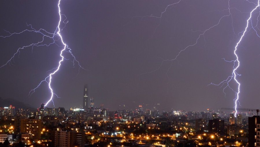 Decretan Alerta Temprana Preventiva para 10 comunas de la región Metropolitana por probables tormentas eléctricas