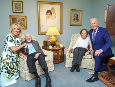 La sencilla explicación de la increíble foto de los Biden "gigantes" con los "diminutos" Carter