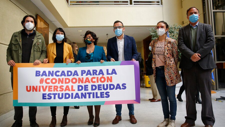 Diputados de oposición presentaron reforma constitucional para condonar deudas estudiantiles