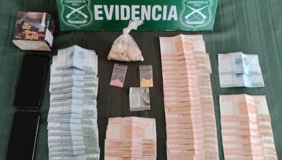 Detienen a dos hombres que portaban droga, dinero, celulares y hasta fuegos artificiales en Quilpué