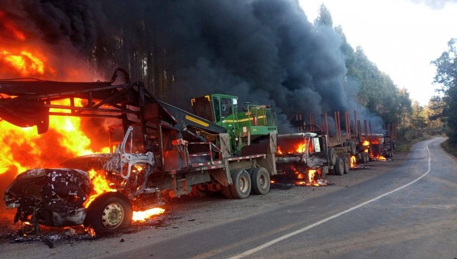 Múltiples ataques incendiarios en Lumaco dejan dos lesionados y al menos 16 maquinarias destruidas