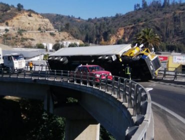 Accidente de tránsito en ruta Las Palmas deja camión volcado y con riesgo de desbarrancamiento