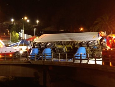 Comienzan maniobras de retiro de camión de carga que volcó en ruta Las Palmas