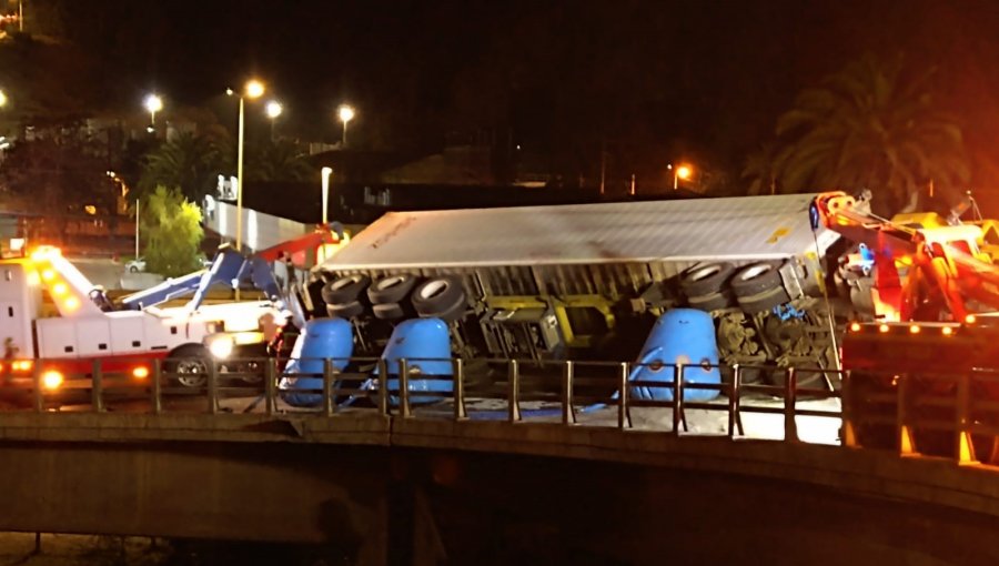 Comienzan maniobras de retiro de camión de carga que volcó en ruta Las Palmas