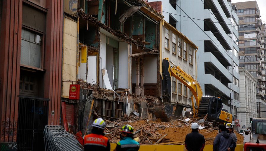 Tras derrumbe en Bar Inglés: Comerciantes acusan "abandono" al patrimonio y afirman que "Valparaíso está en decadencia"