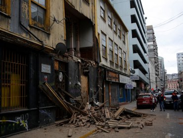 Fachada del tradicional Bar Inglés de Valparaíso se desploma y cae hacia la vía pública: no hubo lesionados