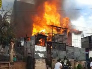 Incendio en sector de Recreo consume al menos tres casas: Duro combate de Bomberos para evitar expansión