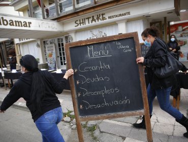 Desesperación de comerciantes gastronómicos y turísticos de Viña: Se visten de negro y viven su "última cena" agobiados por no poder trabajar